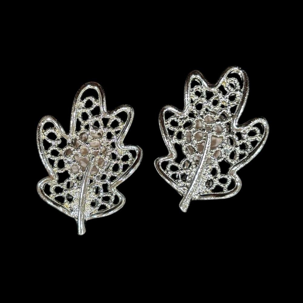 Vintage 1960s Sarah Coventry Frosted Leaf Filigree Silver Tone Clip On Earrings